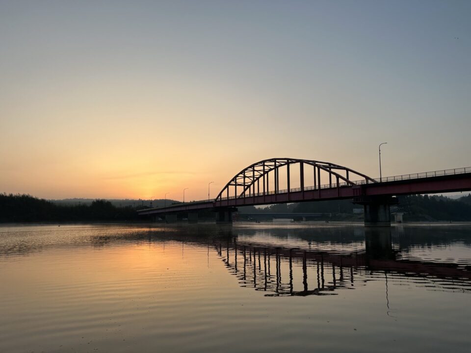 高滝湖のシャローが広がる湖面風景。初心者でも釣りやすい開けたリザーバーの景色
