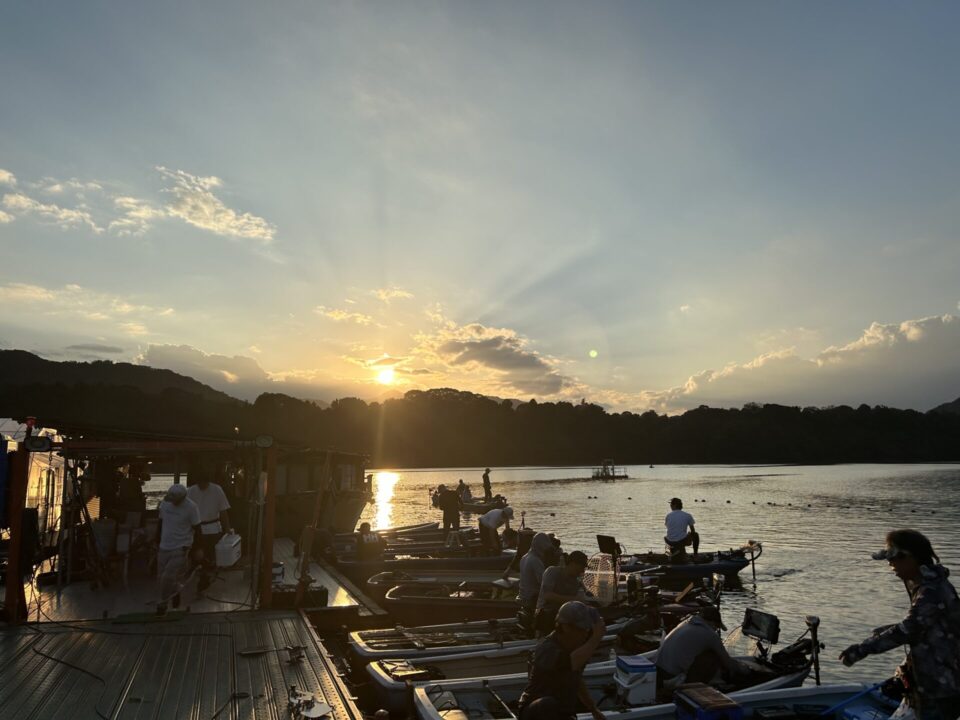 津久井湖ボート店前の湖面。静かで落ち着いた雰囲気