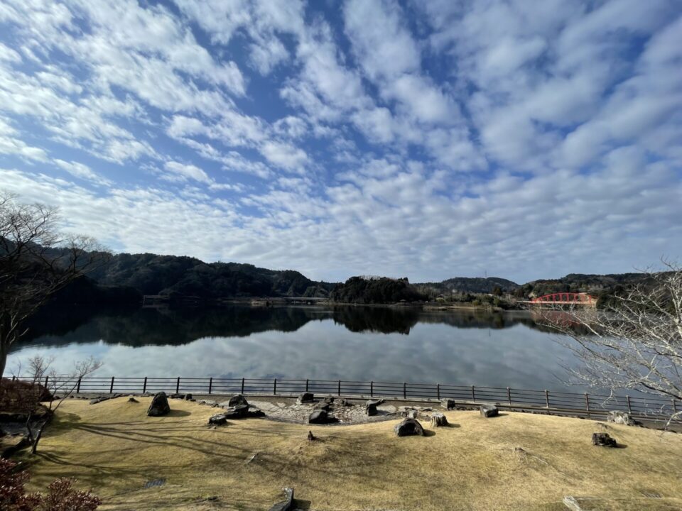 亀山湖本湖の全景。予約可能で釣り人が多く集まる人気フィールド