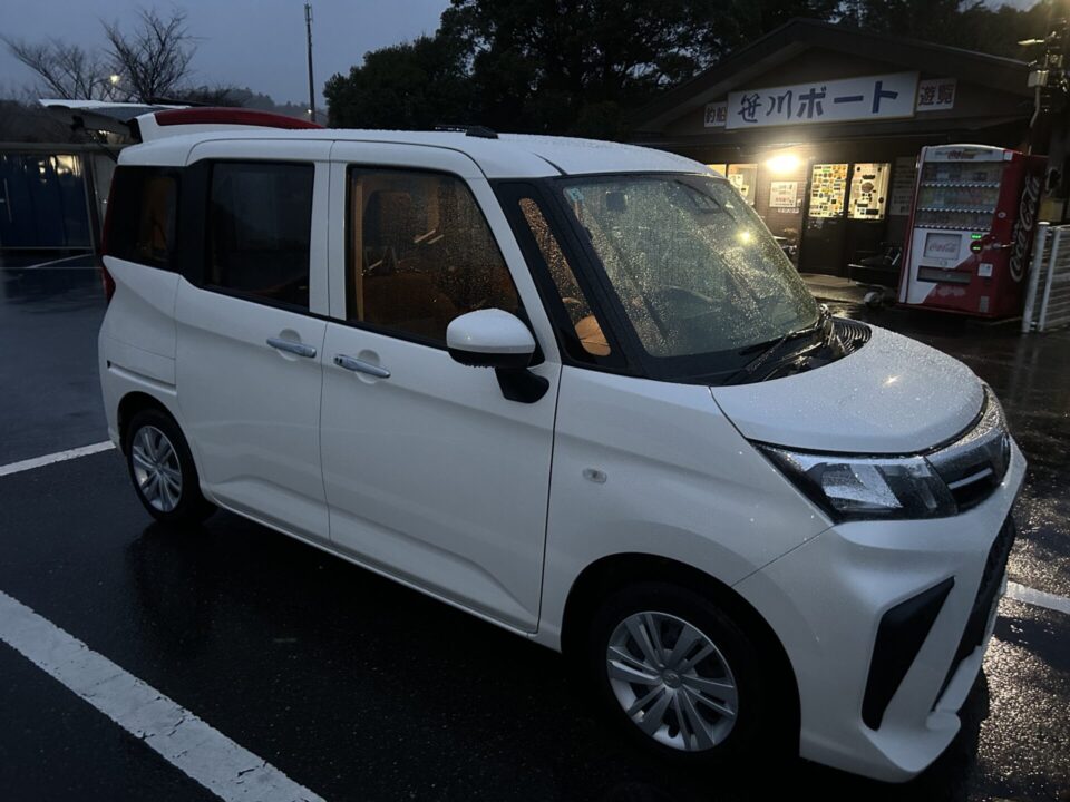 カーシェアで利用したトヨタ・ルーミーの車両外観。片倉ダム釣行で使用した実際の車種