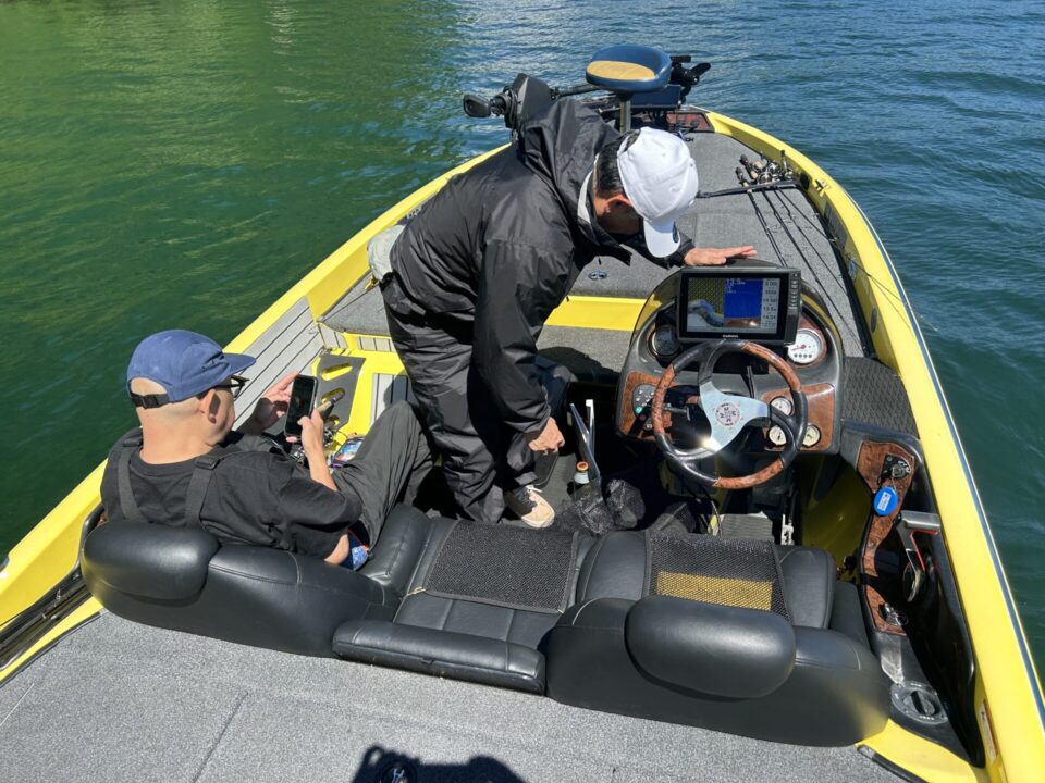 野尻湖のスピンネーカーでレンタルした大型バスボート