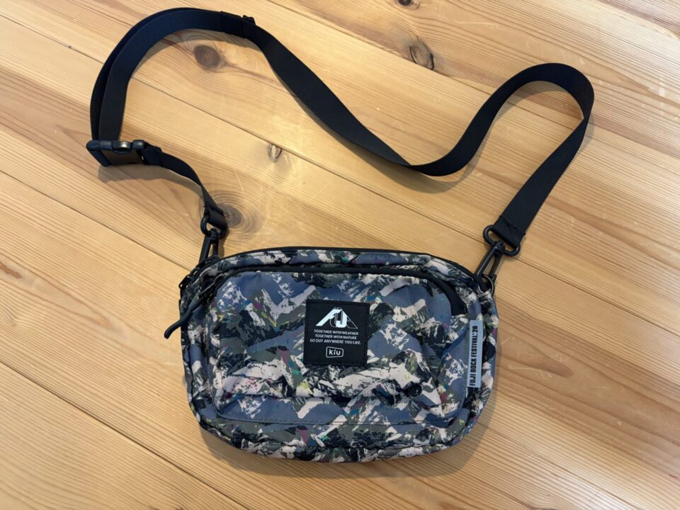 KiU フロントポケットミニショルダーバッグ